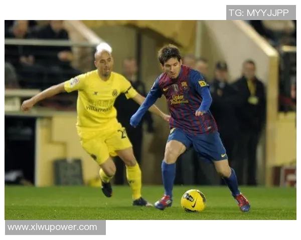 足球明星带球突破瞬间展现技巧与速度的完美结合