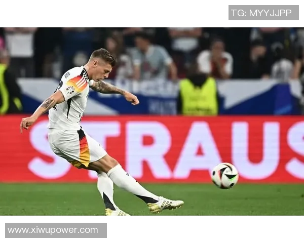 足球明星手环克罗斯的传奇故事与球场背后的感人瞬间